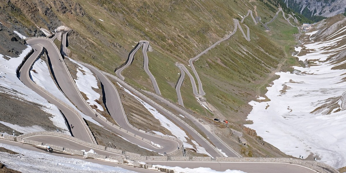 Stelvio Geçidi'nin karlı yamaçtaki viraj dizisi