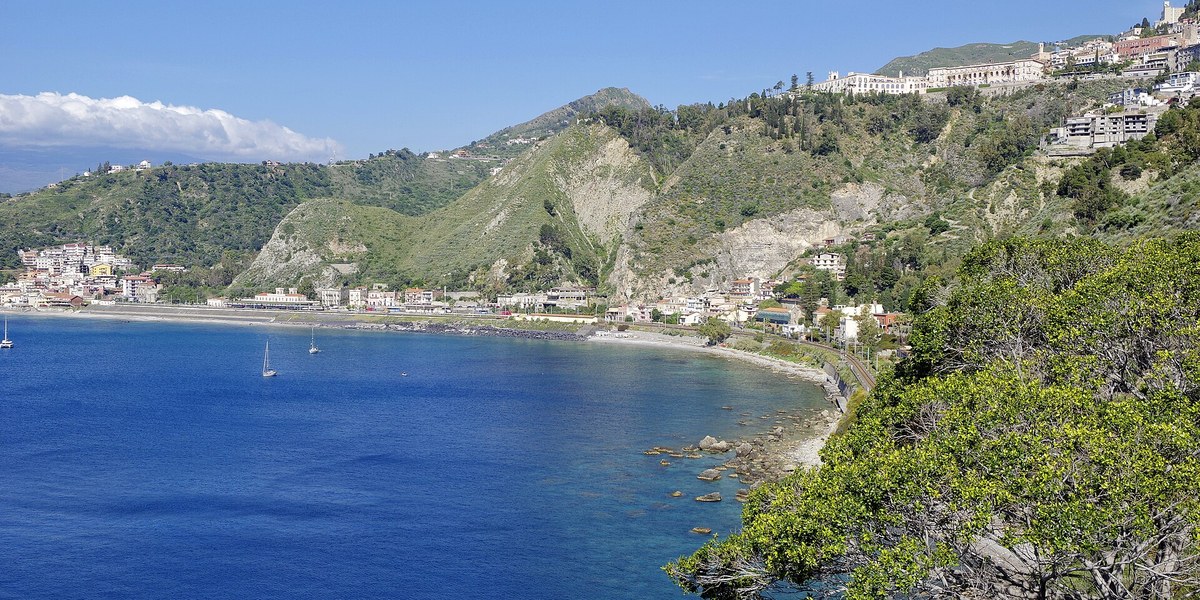 Taormina'dan körfez ve kıyı kasabası
