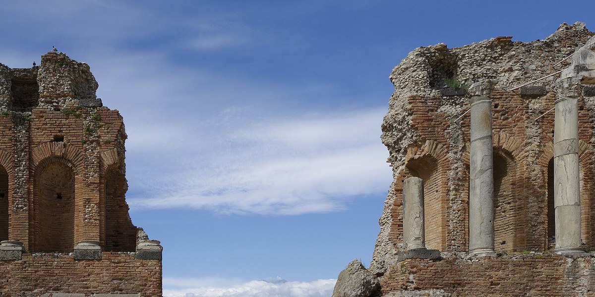 Taormina'da antik tiyatro ve arkasındaki kıyı