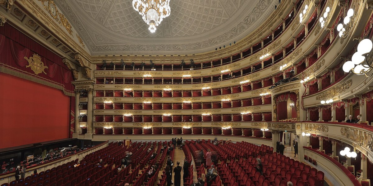 Milano'da Teatro alla Scala'nın localı salonu