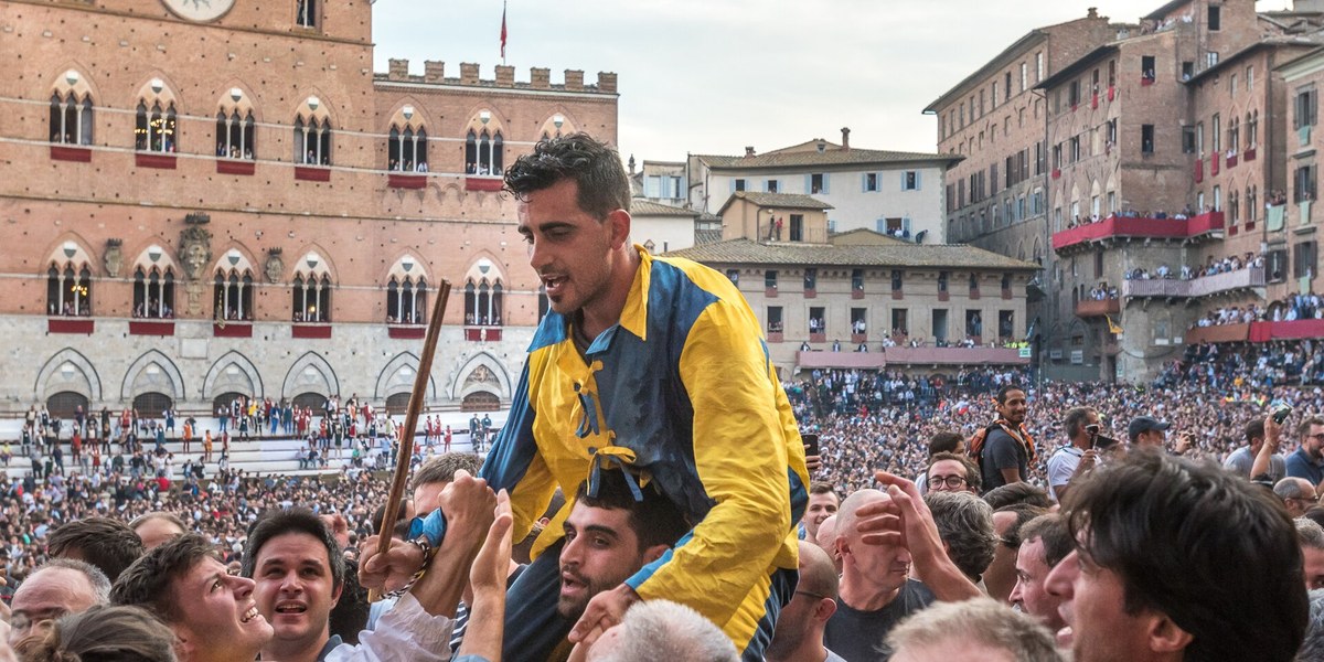 Palio günü Siena'da omuzlarda taşınan kalabalık