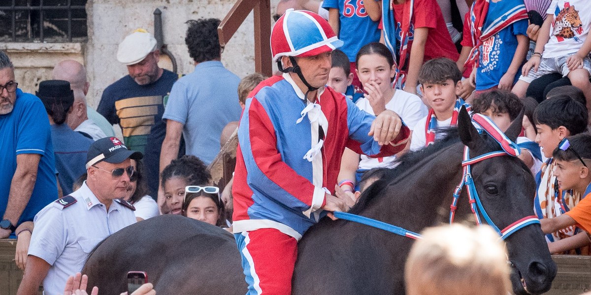 Palio di Siena'da contrada renkleriyle yarışan jokey