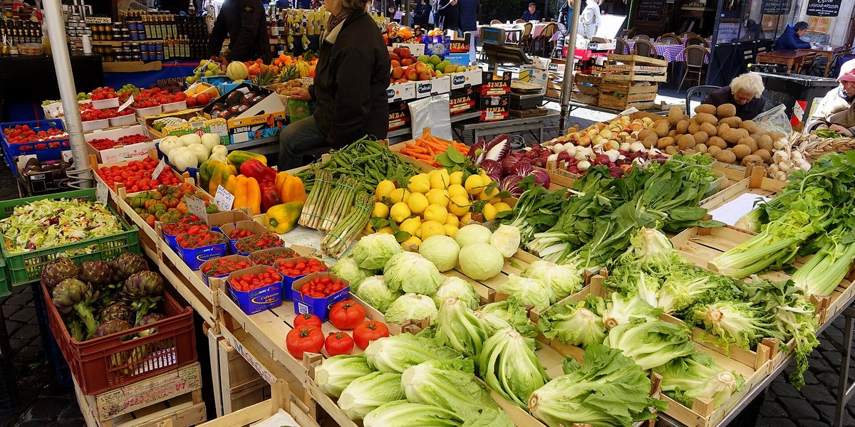 Campo de' Fiori meyve pazarı tezgahı