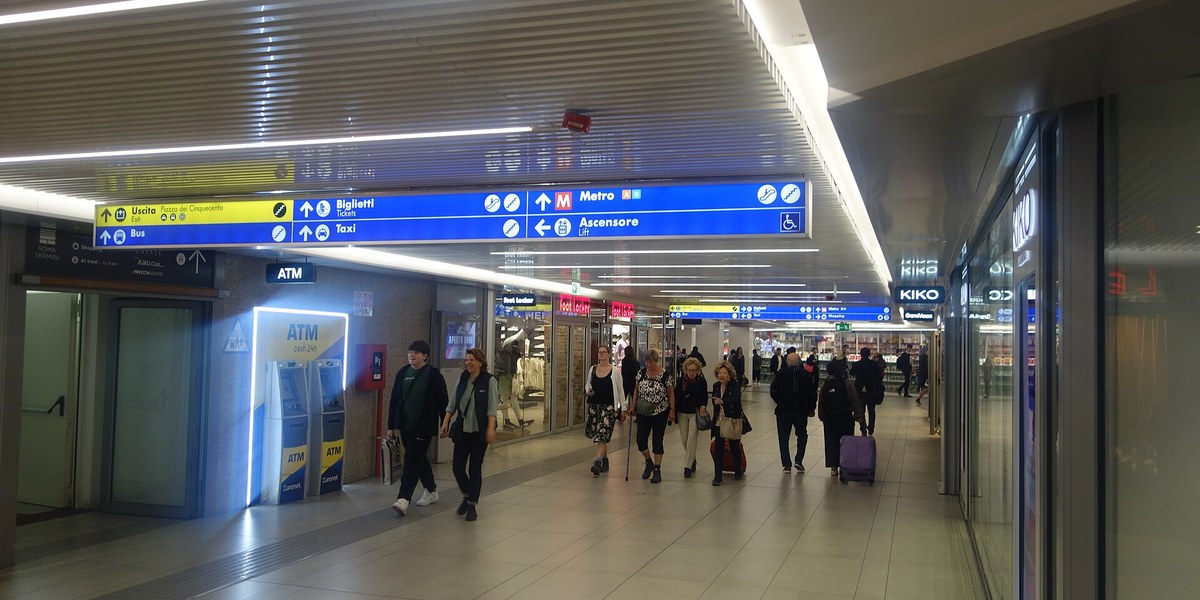 İtalyan tren istasyonu toplu taşıma