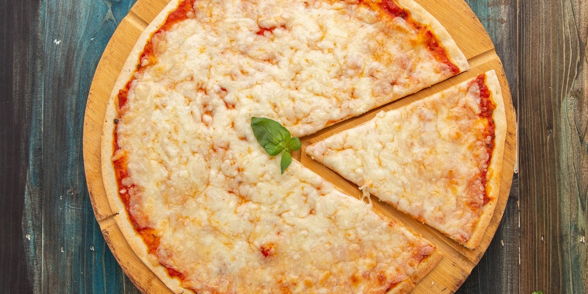 İtalyan Margherita pizza, tahta kesme tahtasında