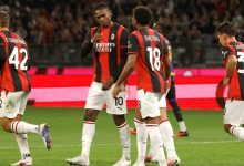Milan forması giyen futbolcunun hazırlık maçında topa müdahale anı