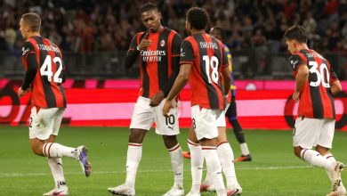 Milan forması giyen futbolcunun hazırlık maçında topa müdahale anı