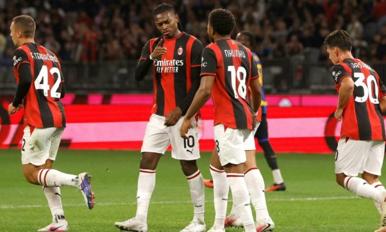 Milan forması giyen futbolcunun hazırlık maçında topa müdahale anı