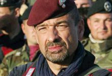 Milano belediye başkanlığı yarışına giren eski general Carmelo Burgio, askeri üniforması ve bordo beresiyle