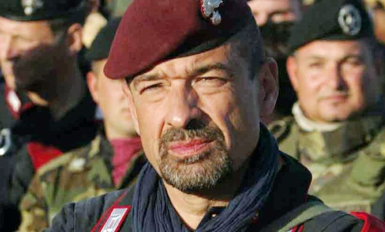Milano belediye başkanlığı yarışına giren eski general Carmelo Burgio, askeri üniforması ve bordo beresiyle