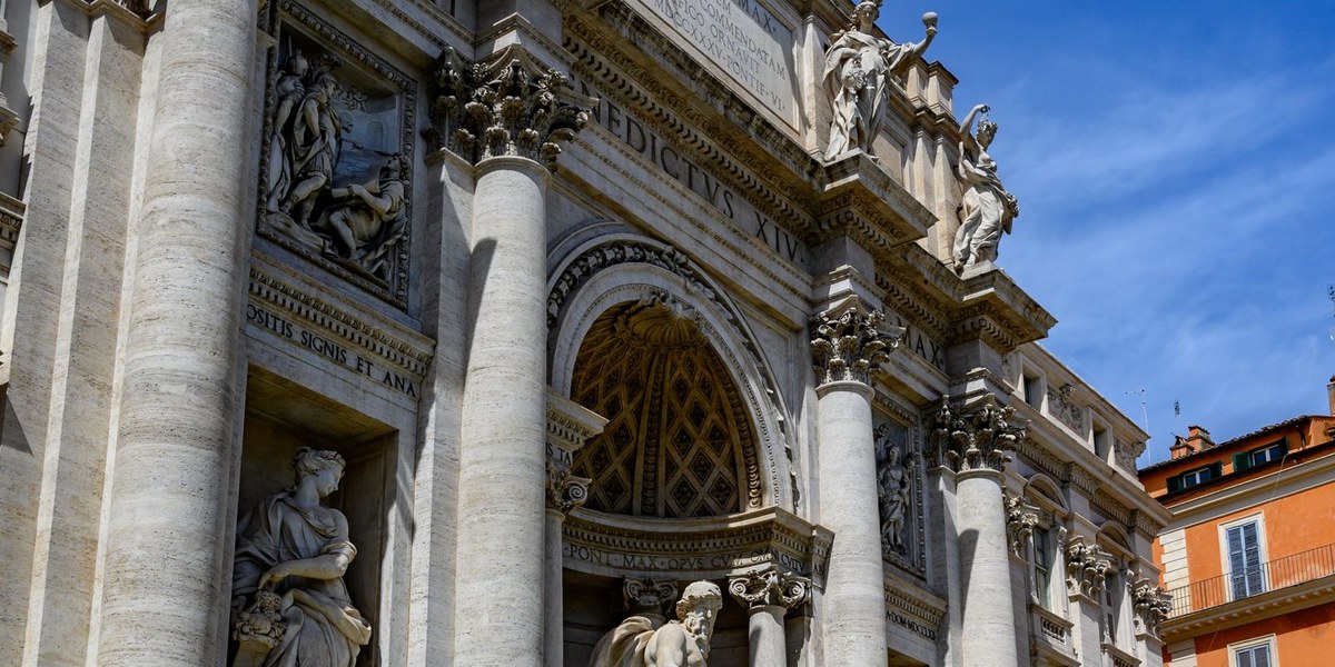 Trevi Çeşmesi, Roma tarihi meydan