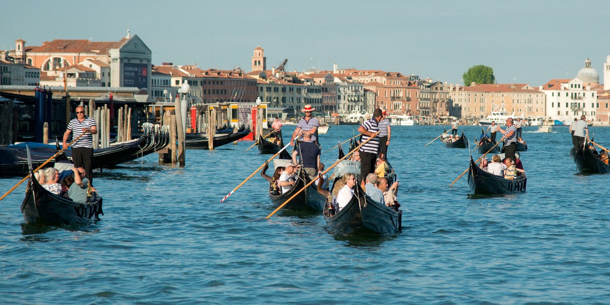Venedik Grand Canal'da gondollar