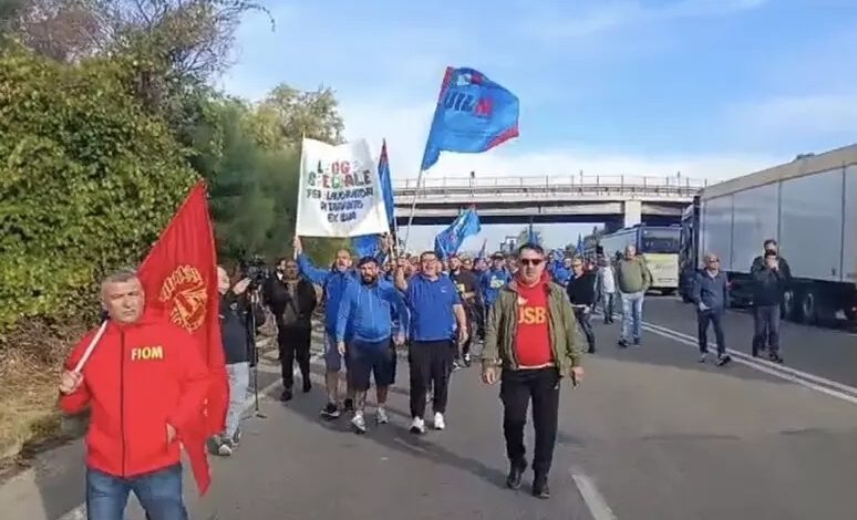 İtalya’da eski Ilva tesislerinde çalışan işçiler, üretim hatlarının durdurulması ve bazı fabrikaların geçici olarak kapatılması kararına karşı 24 saatlik greve başladı