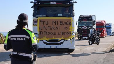 İtalya’da yüksek akaryakıt fiyatlarına karşı başlayan kamyoncu protestoları ülkenin güneyine yayıldı.