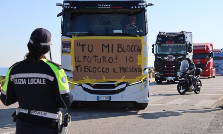 İtalya’da yüksek akaryakıt fiyatlarına karşı başlayan kamyoncu protestoları ülkenin güneyine yayıldı.